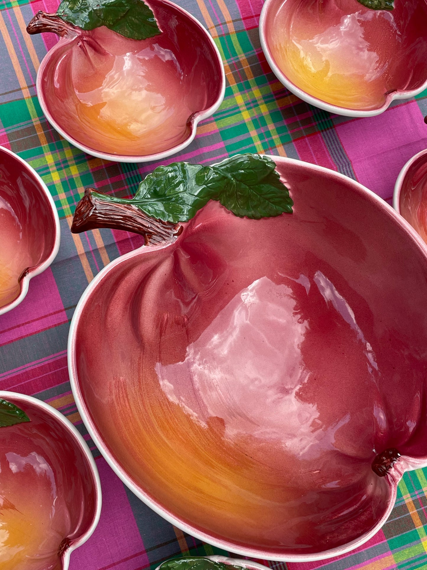 8 coupelles et un grand saladier pommes