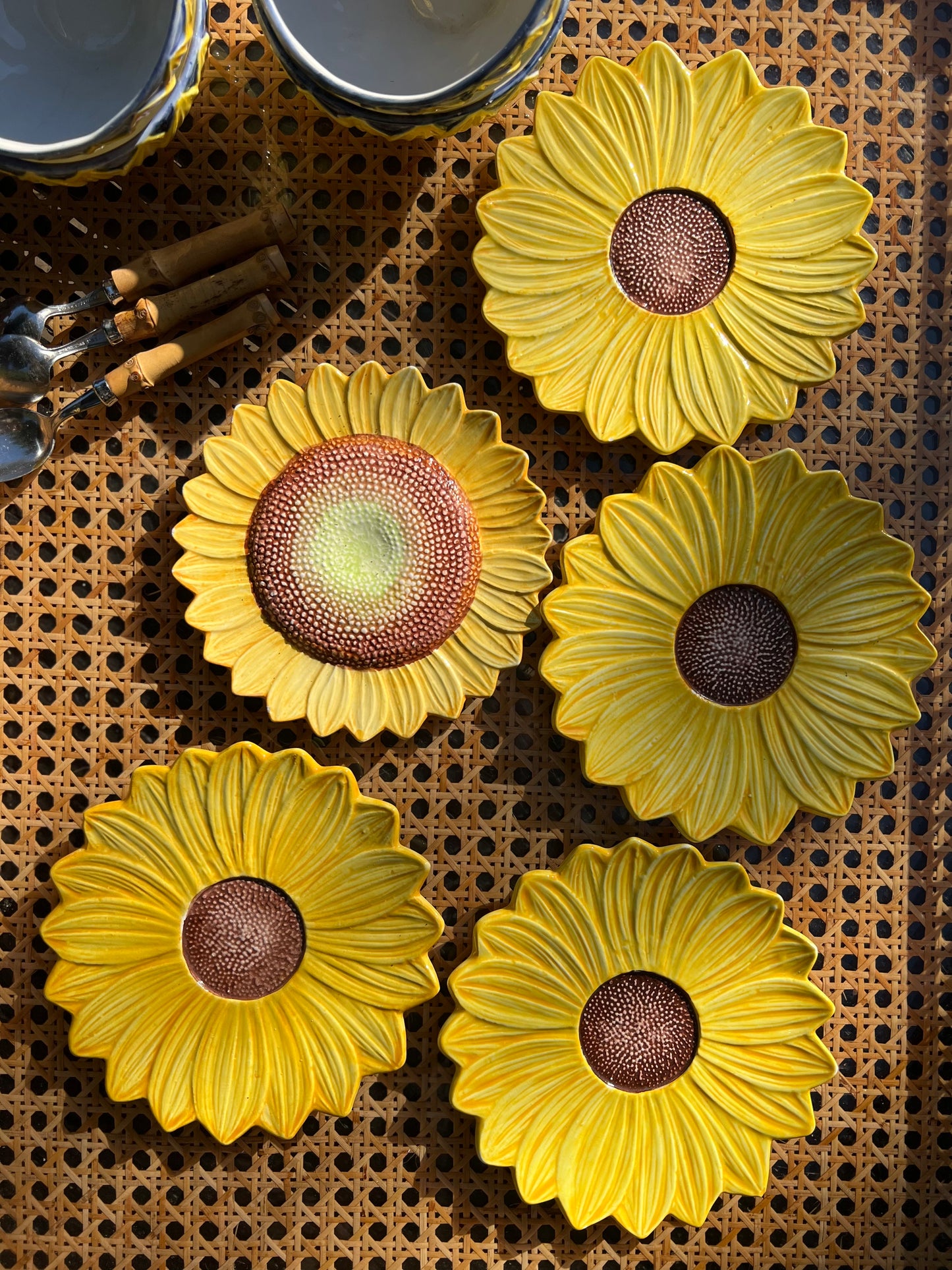 2 tasses à thé et 3 sous tasses tournesols