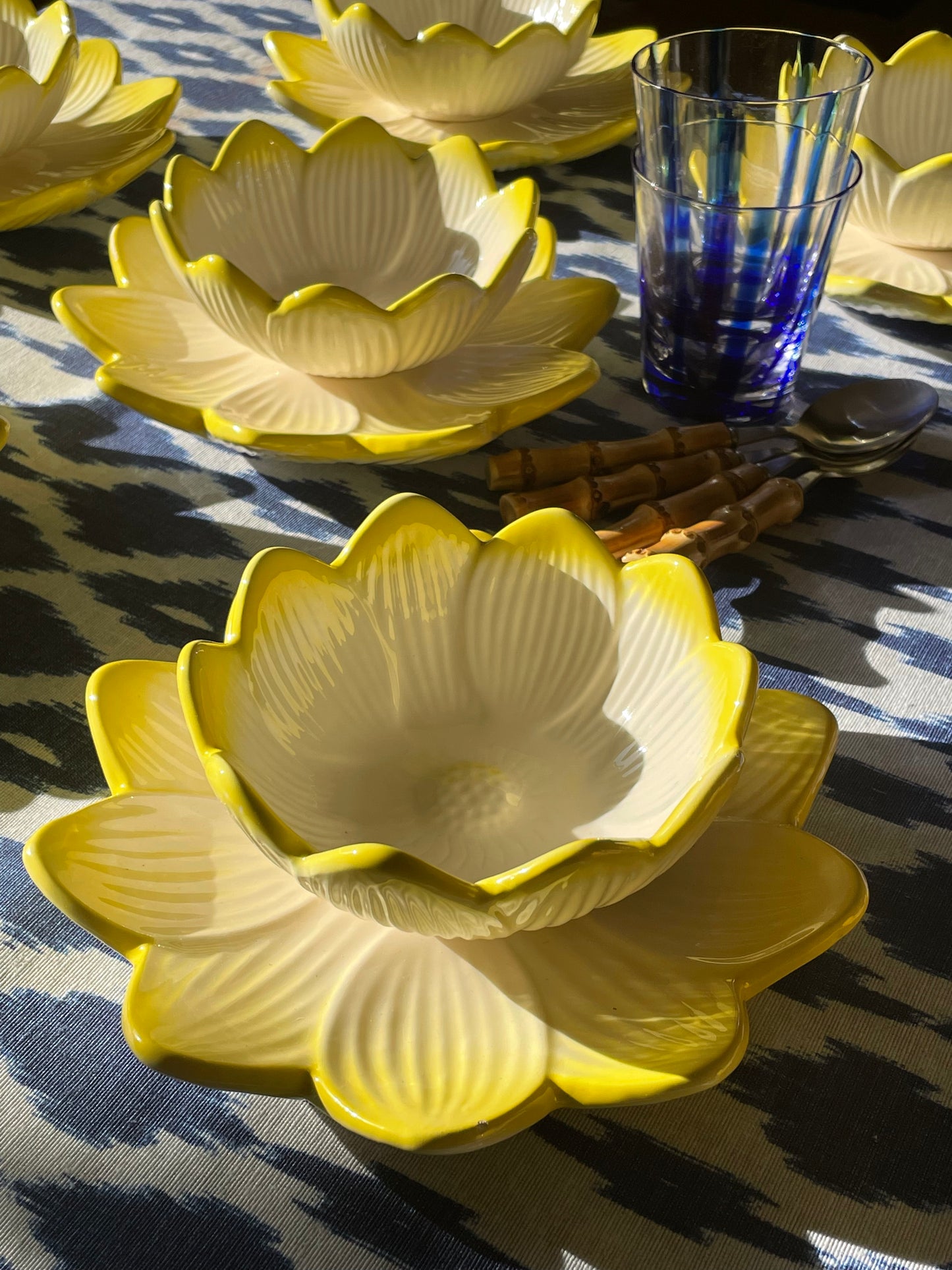 6 coupelles et 6 assiettes nénuphars jaune