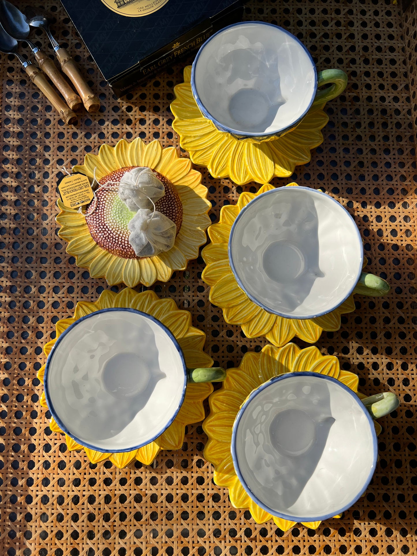 2 tasses à thé et 3 sous tasses tournesols