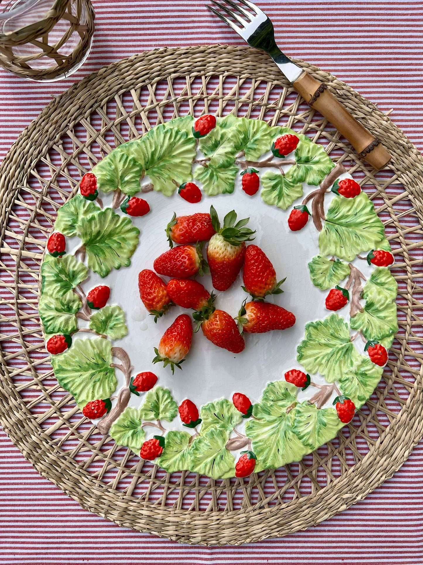 Grande assiette décor fraises