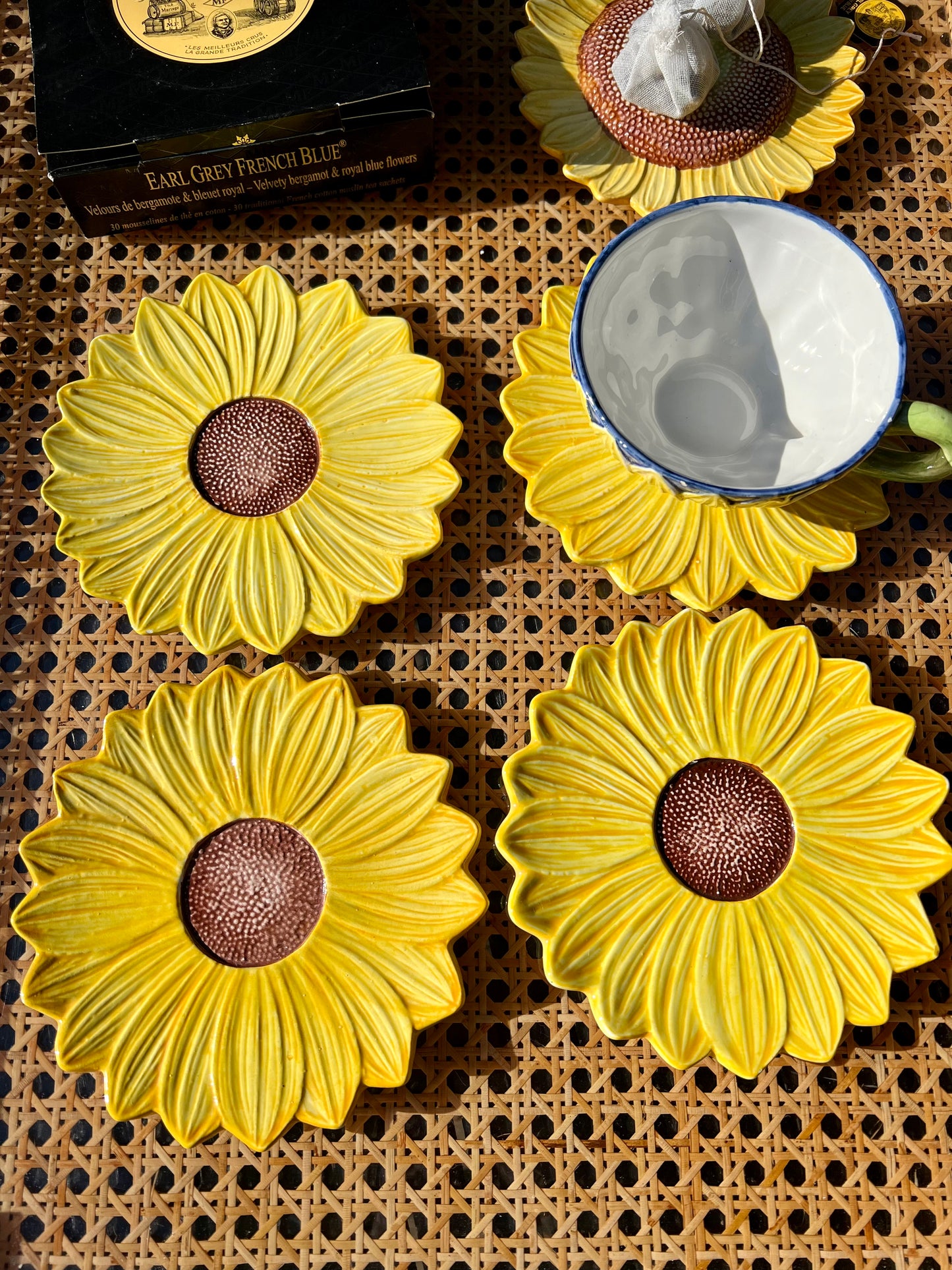 2 tasses à thé et 3 sous tasses tournesols