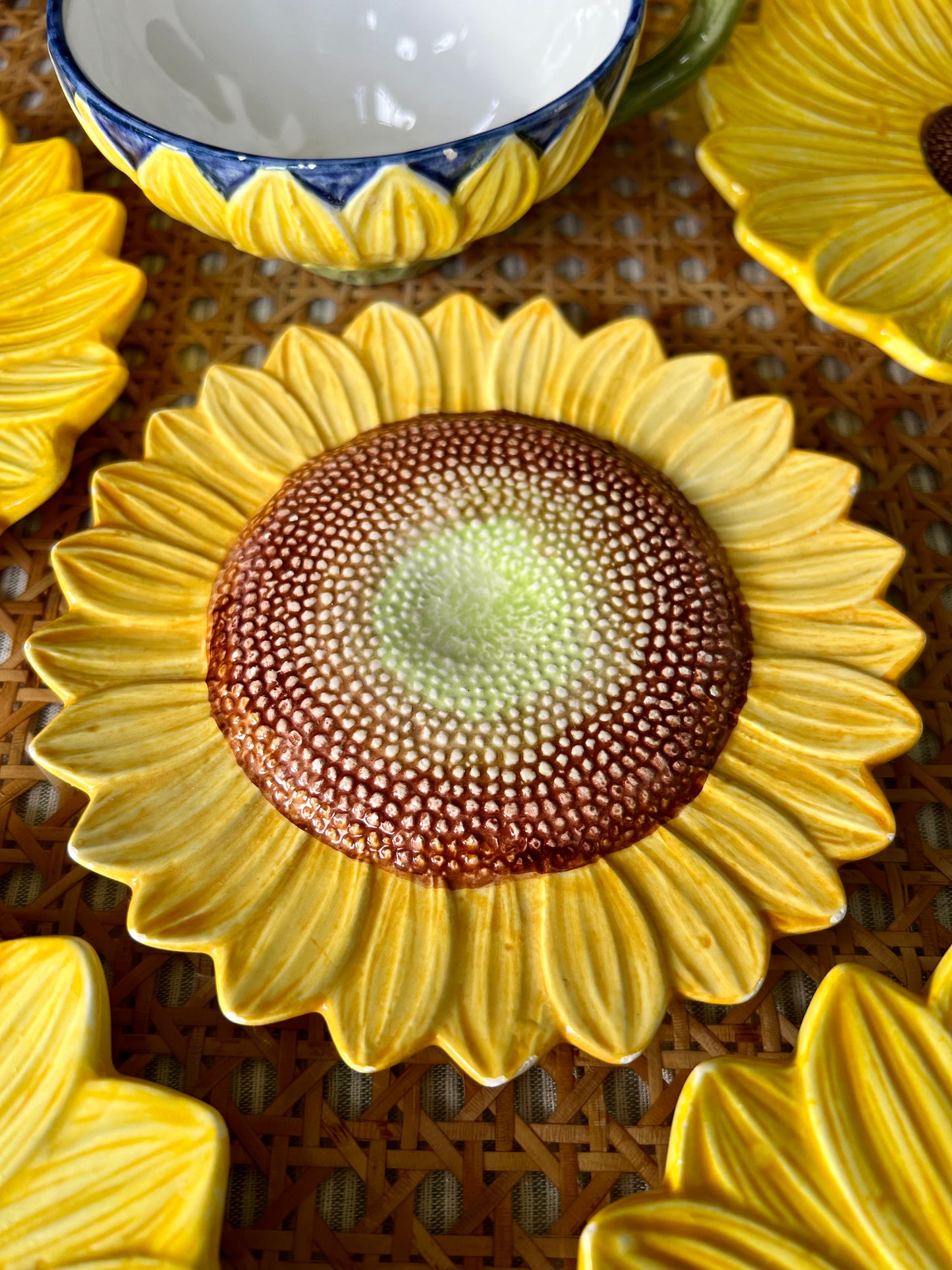 2 tasses à thé et 3 sous tasses tournesols