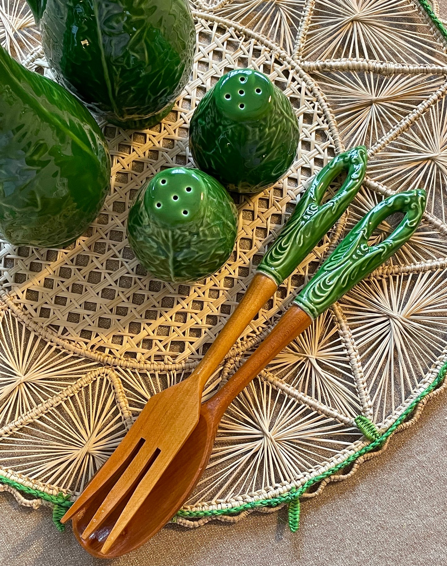 Ensemble huilier/vinaigrier, couverts à salade et salière/poivrière