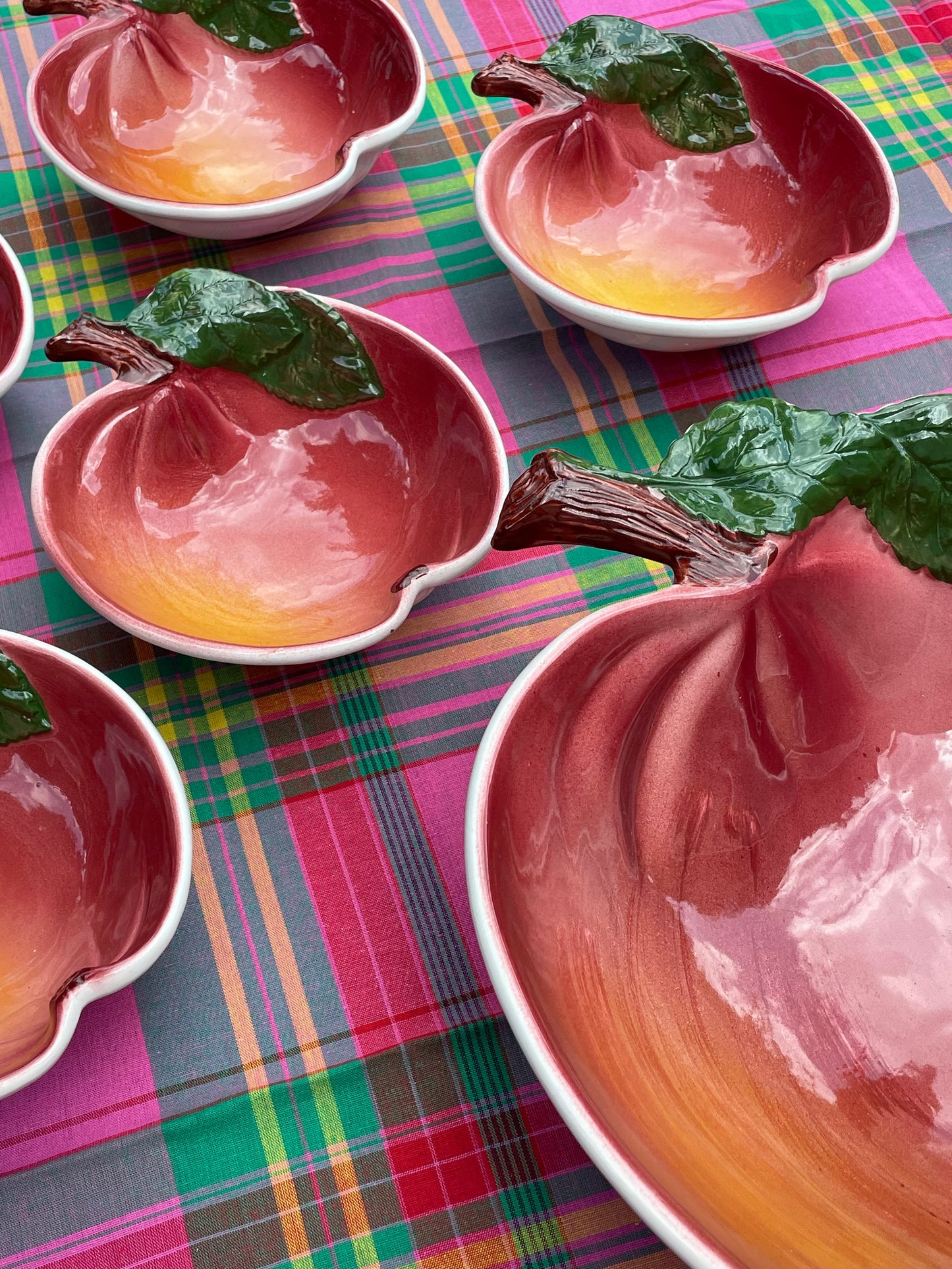 8 coupelles et un grand saladier pommes