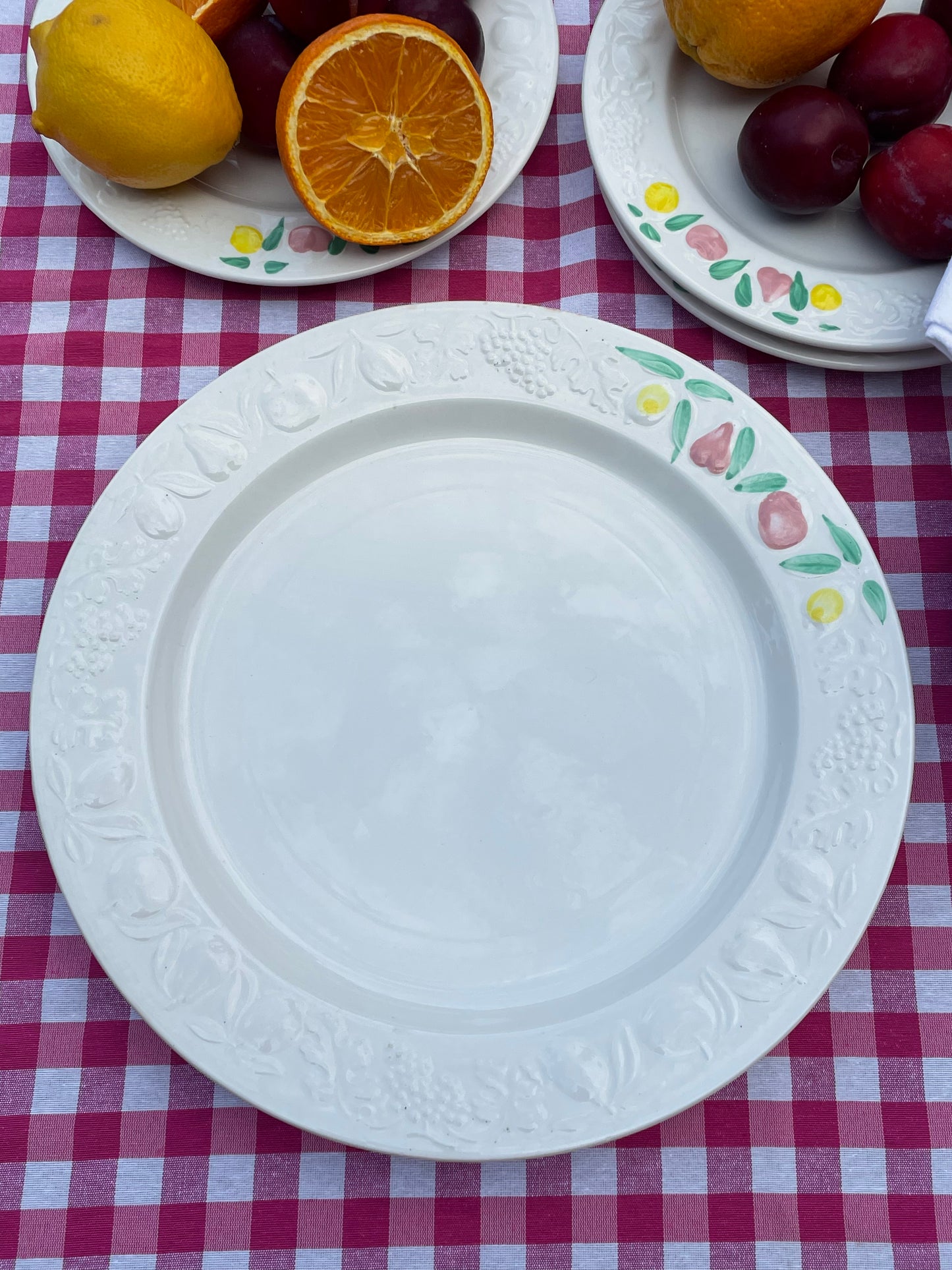 13 assiettes à dessert et 2 grands plats ronds décor fruits Made in Italy