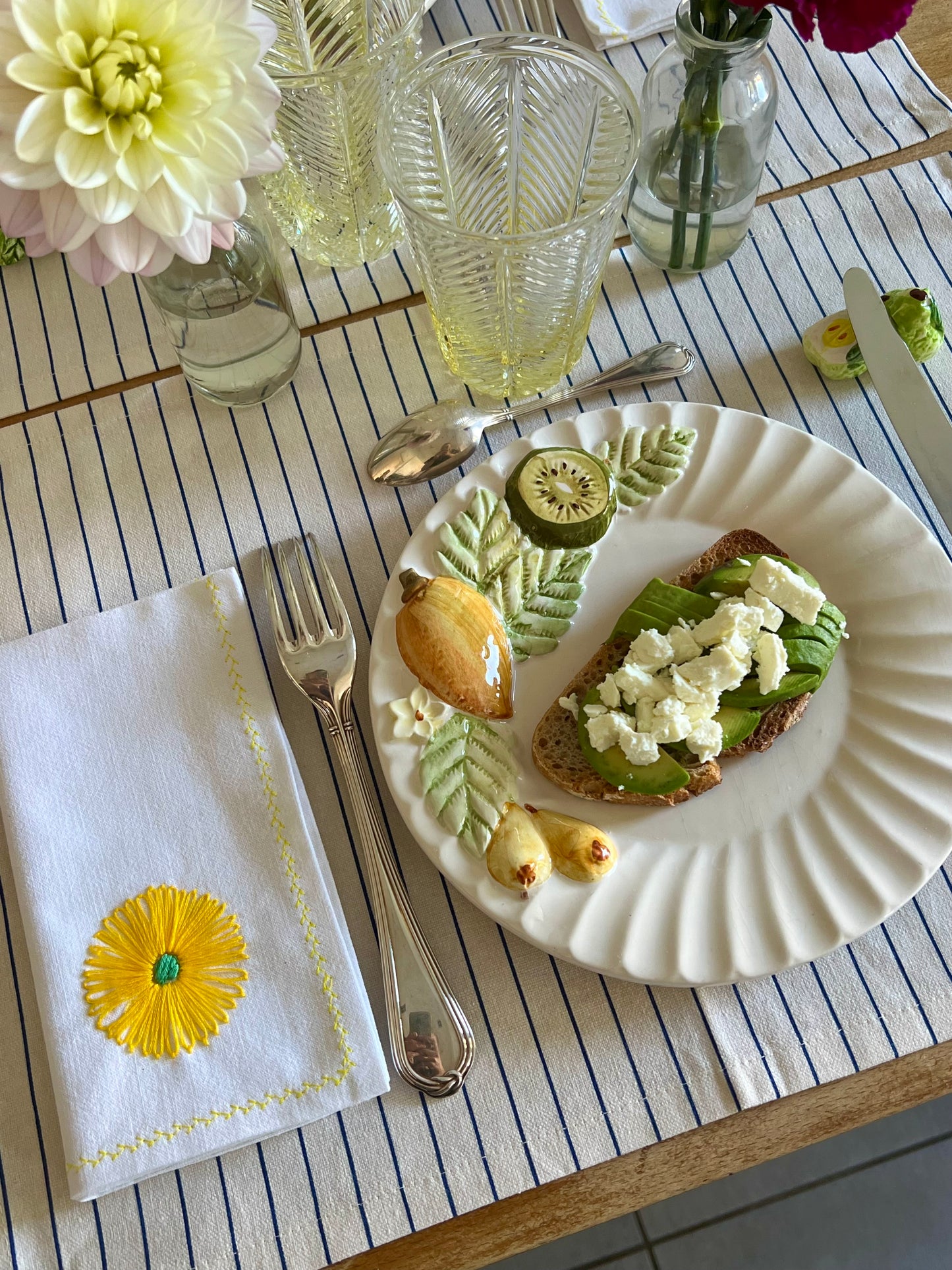 Deux assiettes à dessert au décor de fruits