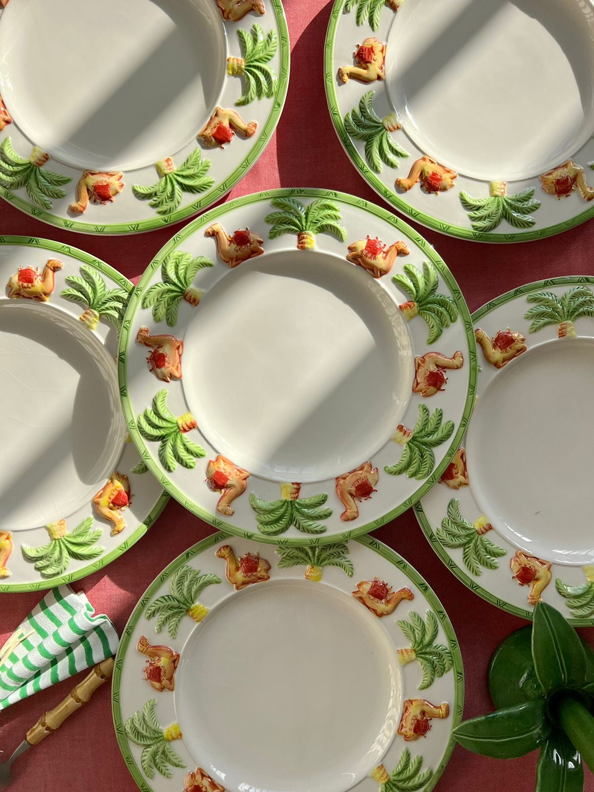 6 assiettes plates décor palmiers et dromadaires