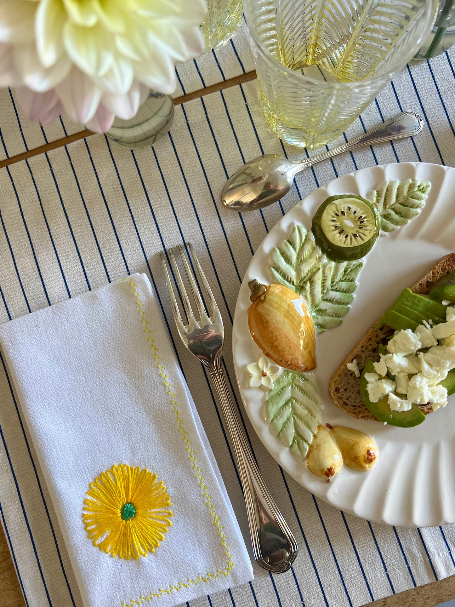 Deux assiettes à dessert au décor de fruits