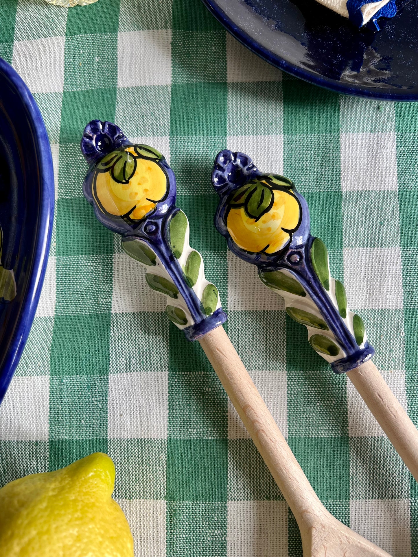 Couverts à salade bleu citrons