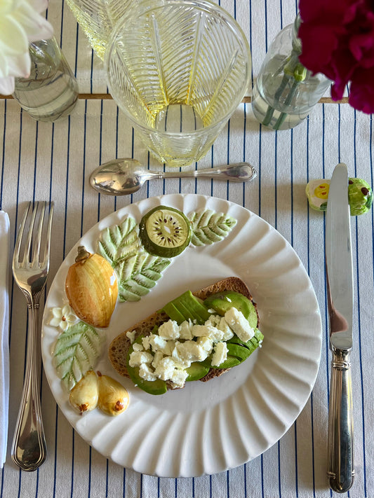 Deux assiettes à dessert au décor de fruits