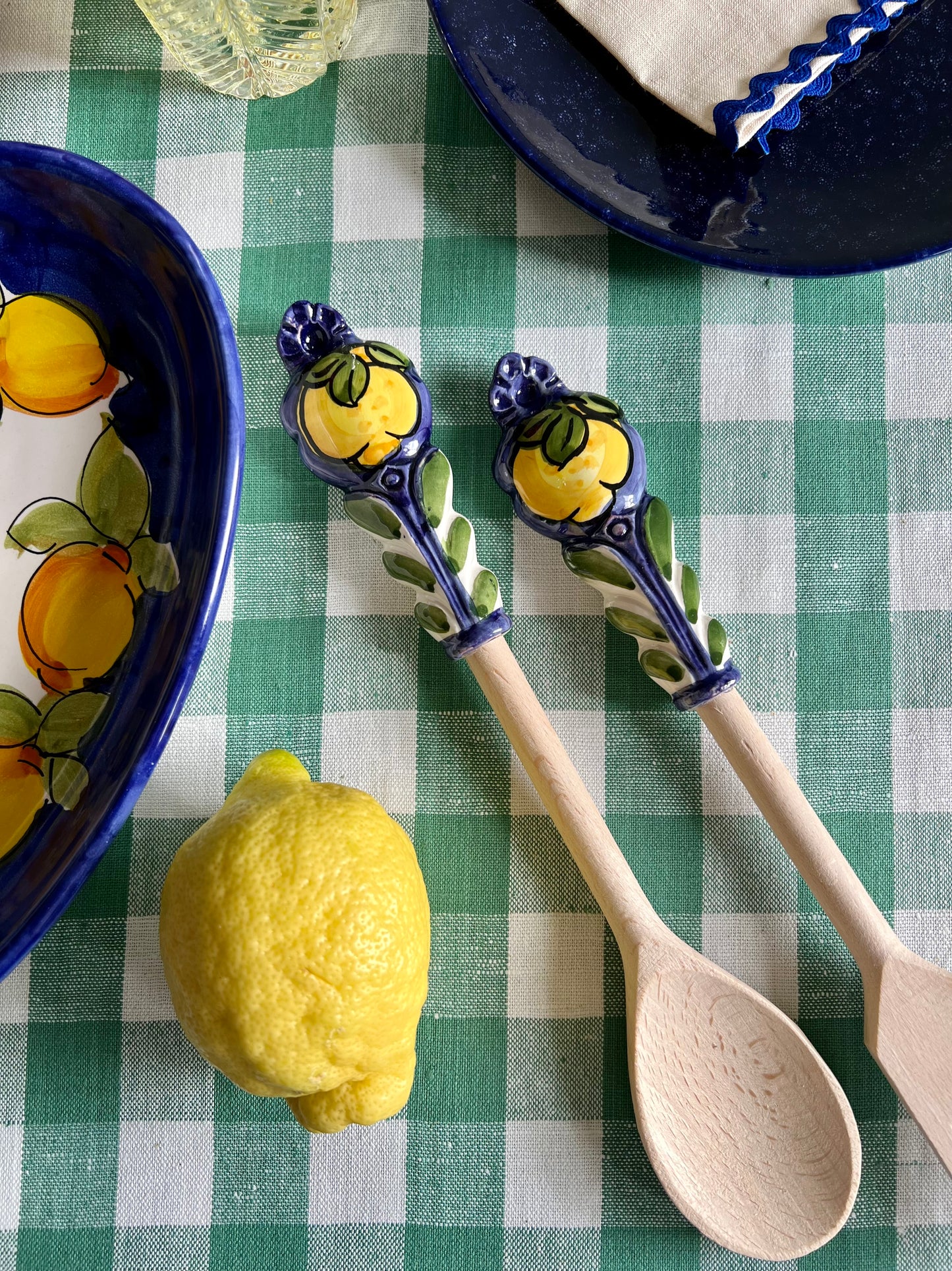 Couverts à salade bleu citrons