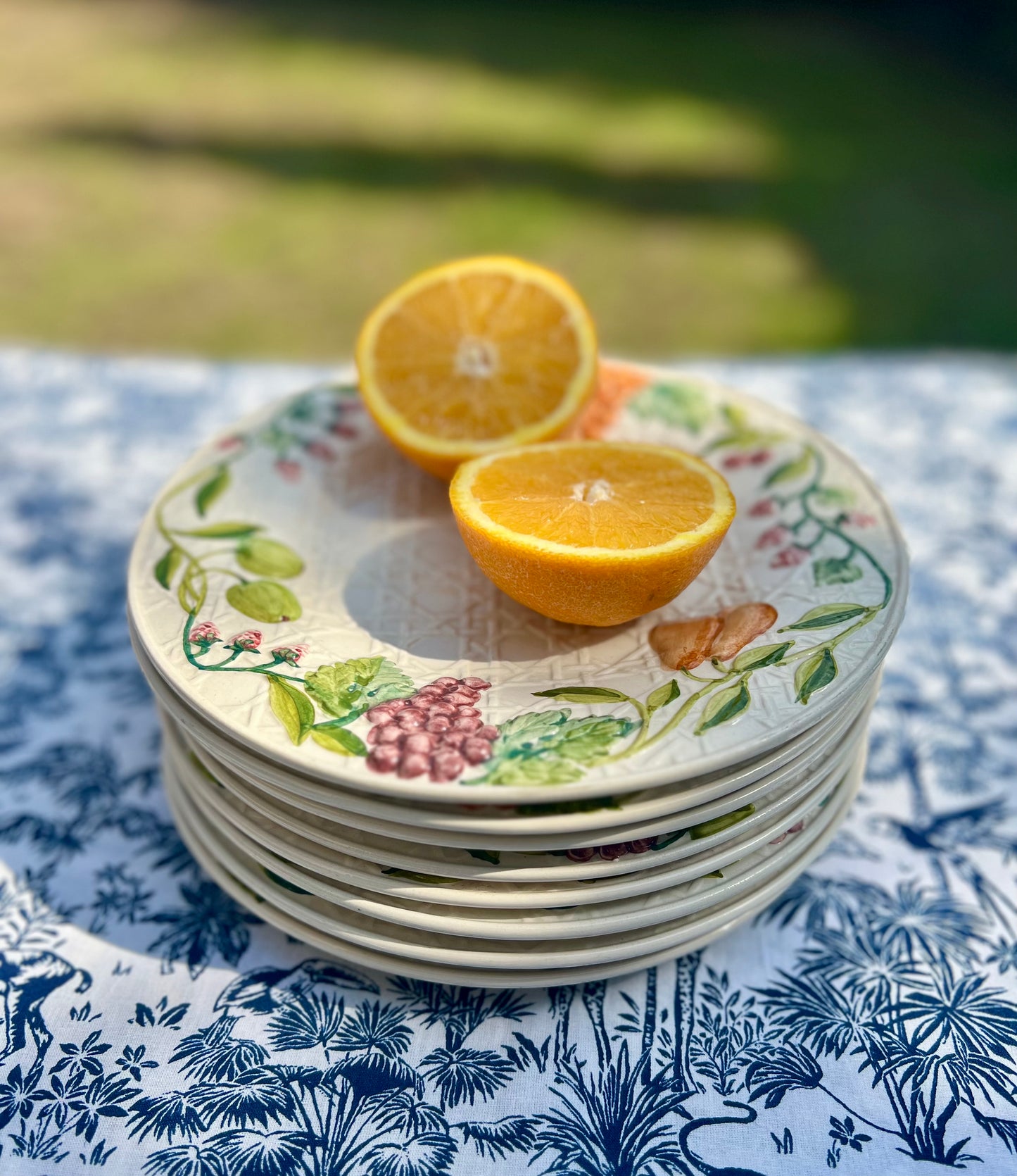 8 assiettes à dessert fruits et cannage