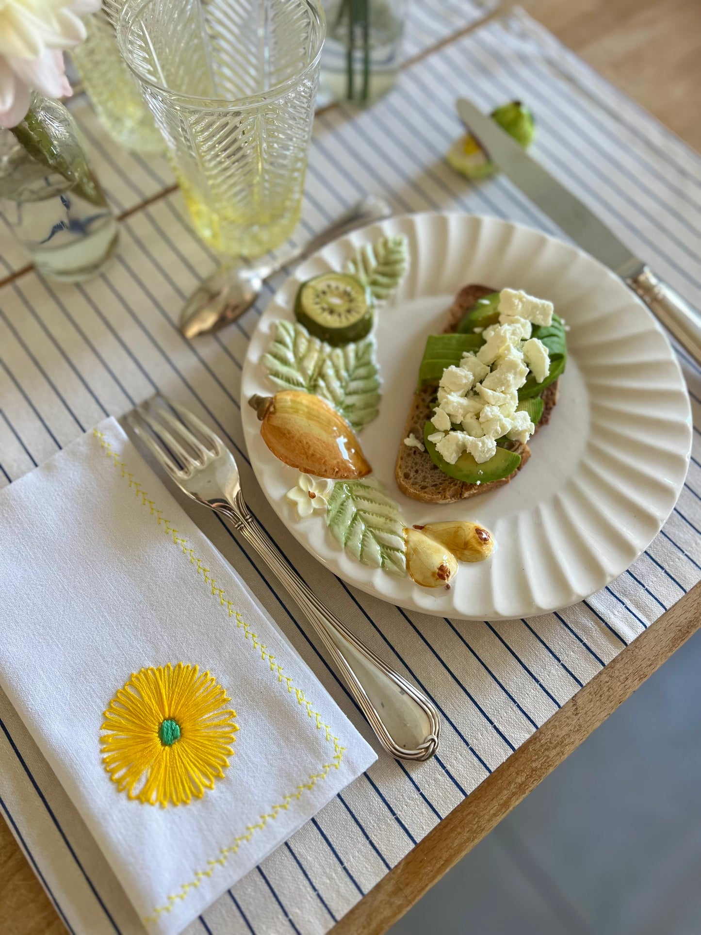 Deux assiettes à dessert au décor de fruits