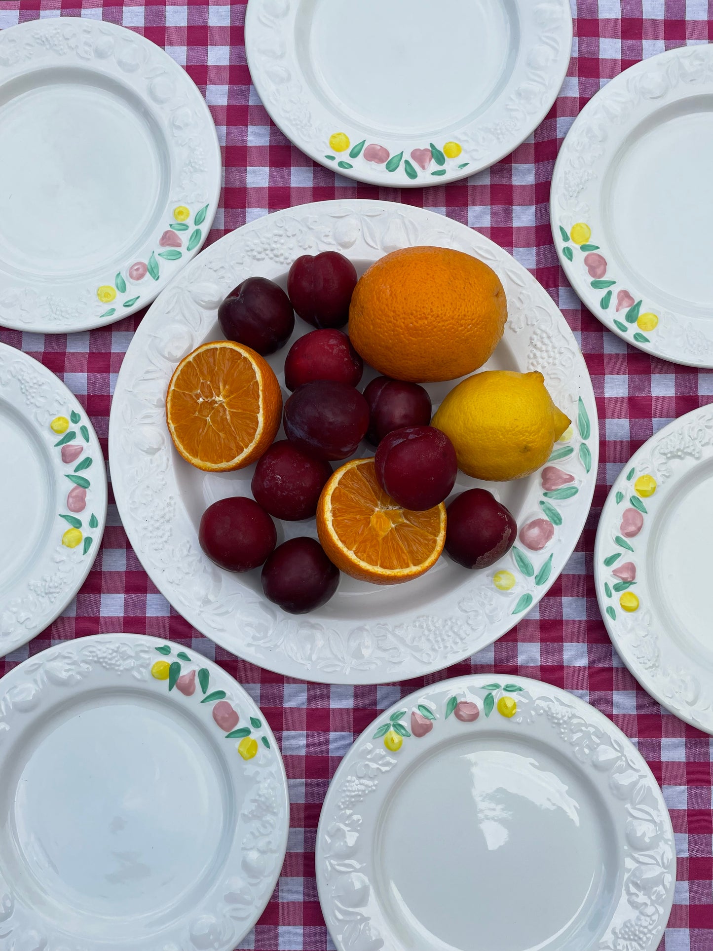 13 assiettes à dessert et 2 grands plats ronds décor fruits Made in Italy