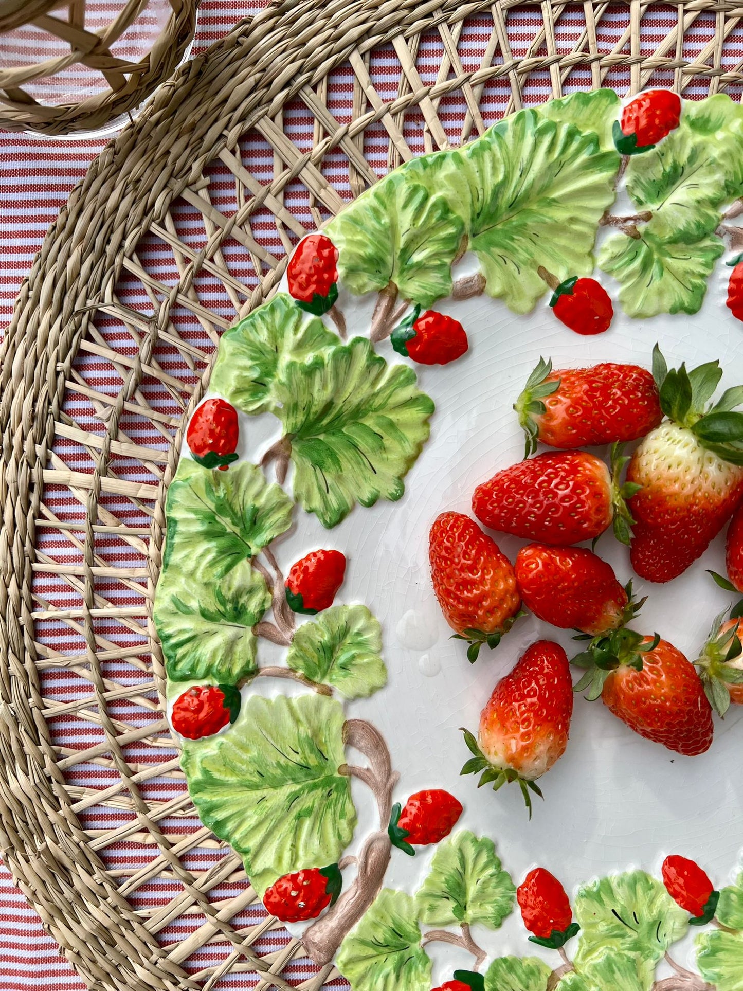 Grande assiette décor fraises