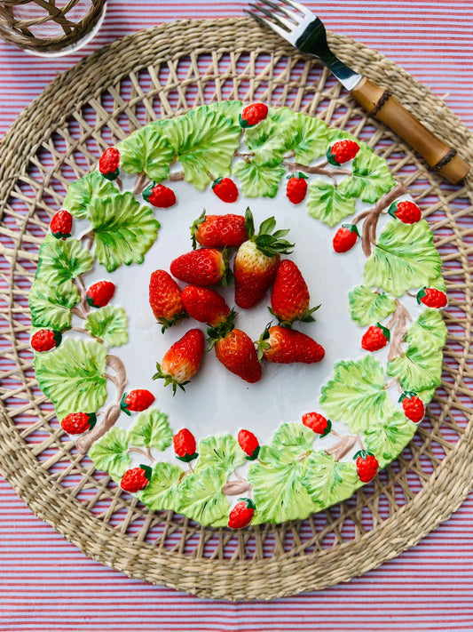 Grande assiette décor fraises
